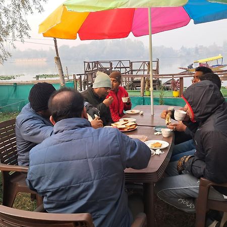 Lakeside Homestay Srinagar Buitenkant foto