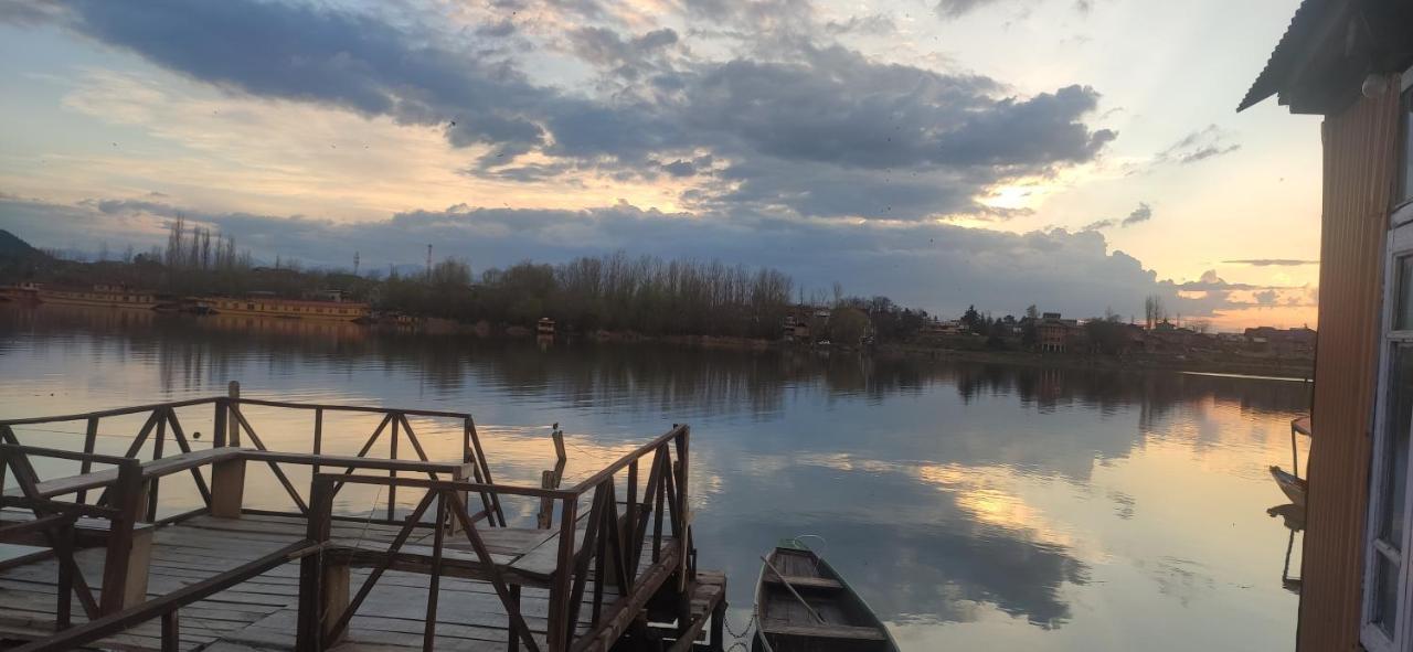 Lakeside Homestay Srinagar Buitenkant foto