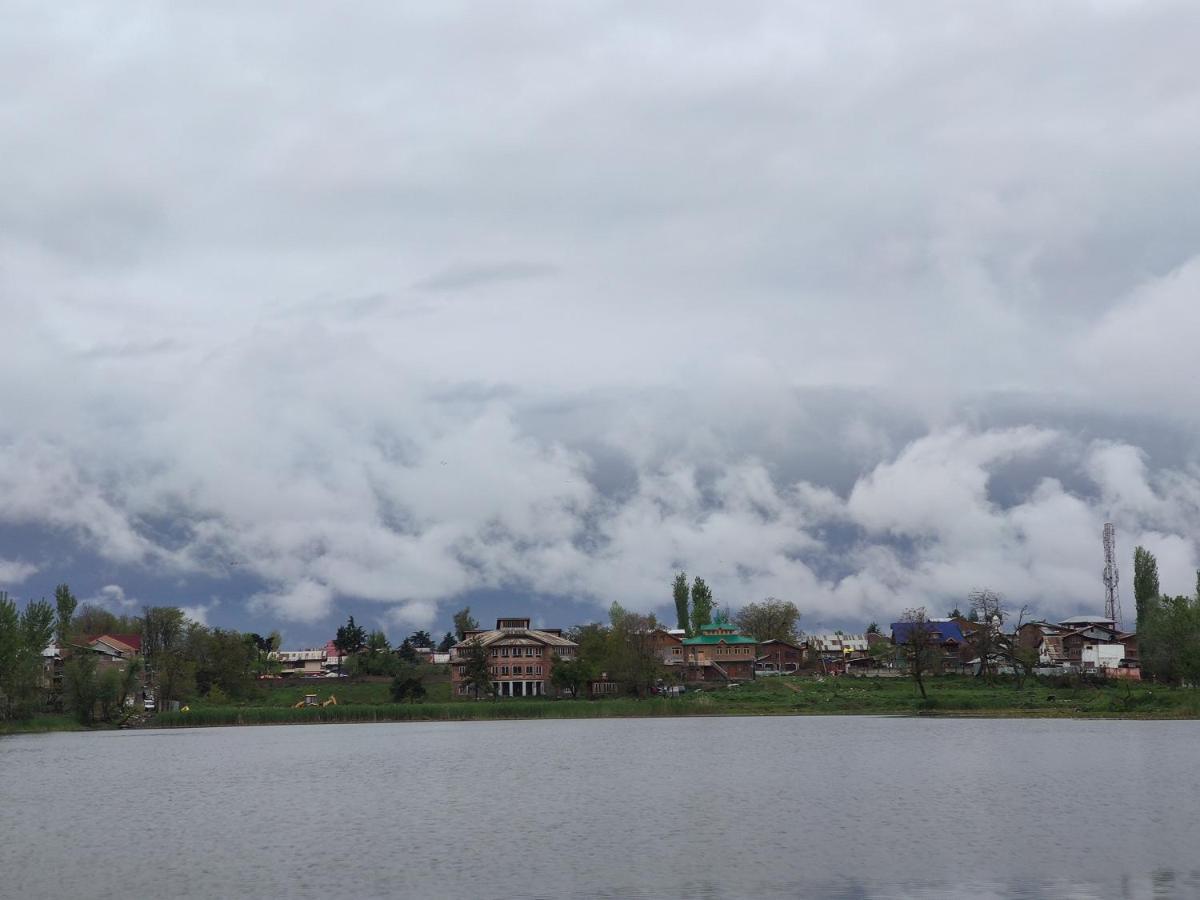 Lakeside Homestay Srinagar Buitenkant foto