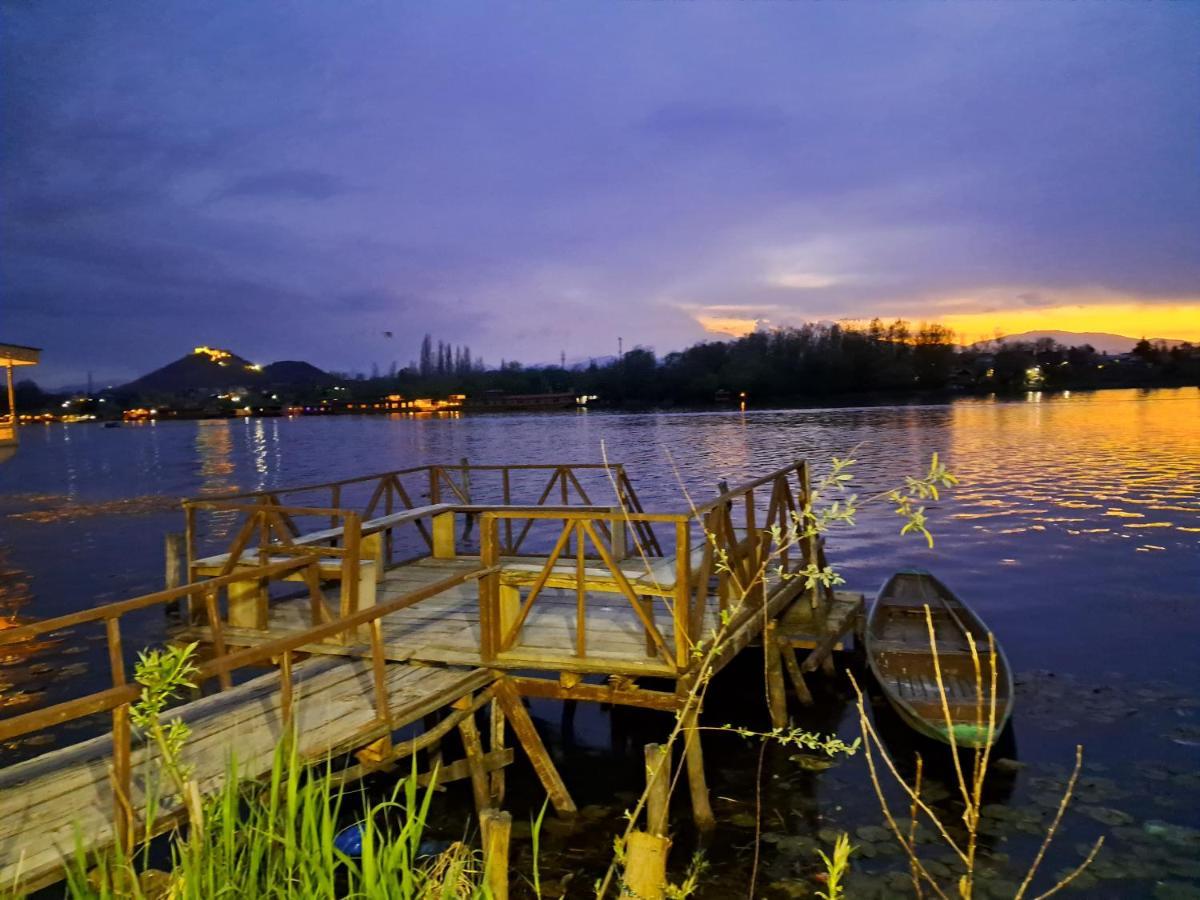 Lakeside Homestay Srinagar Buitenkant foto