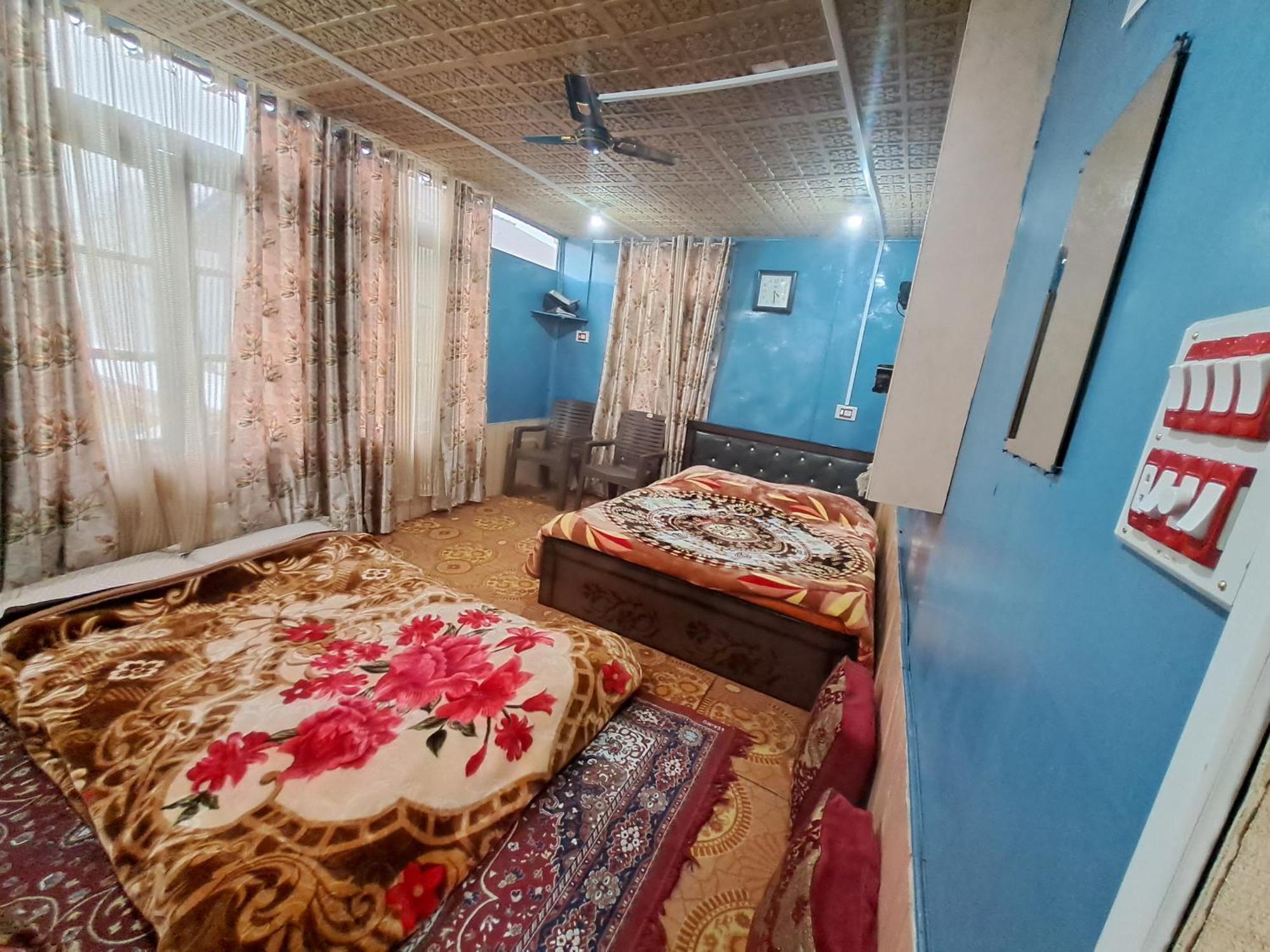 Lakeside Homestay Srinagar Buitenkant foto