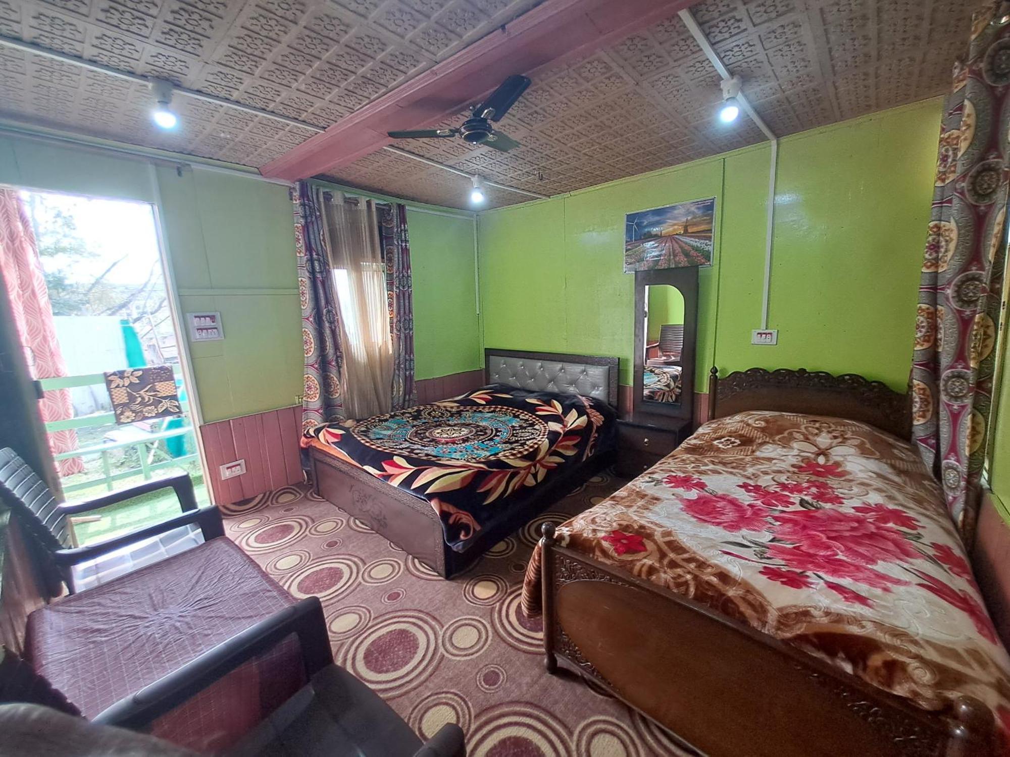 Lakeside Homestay Srinagar Buitenkant foto