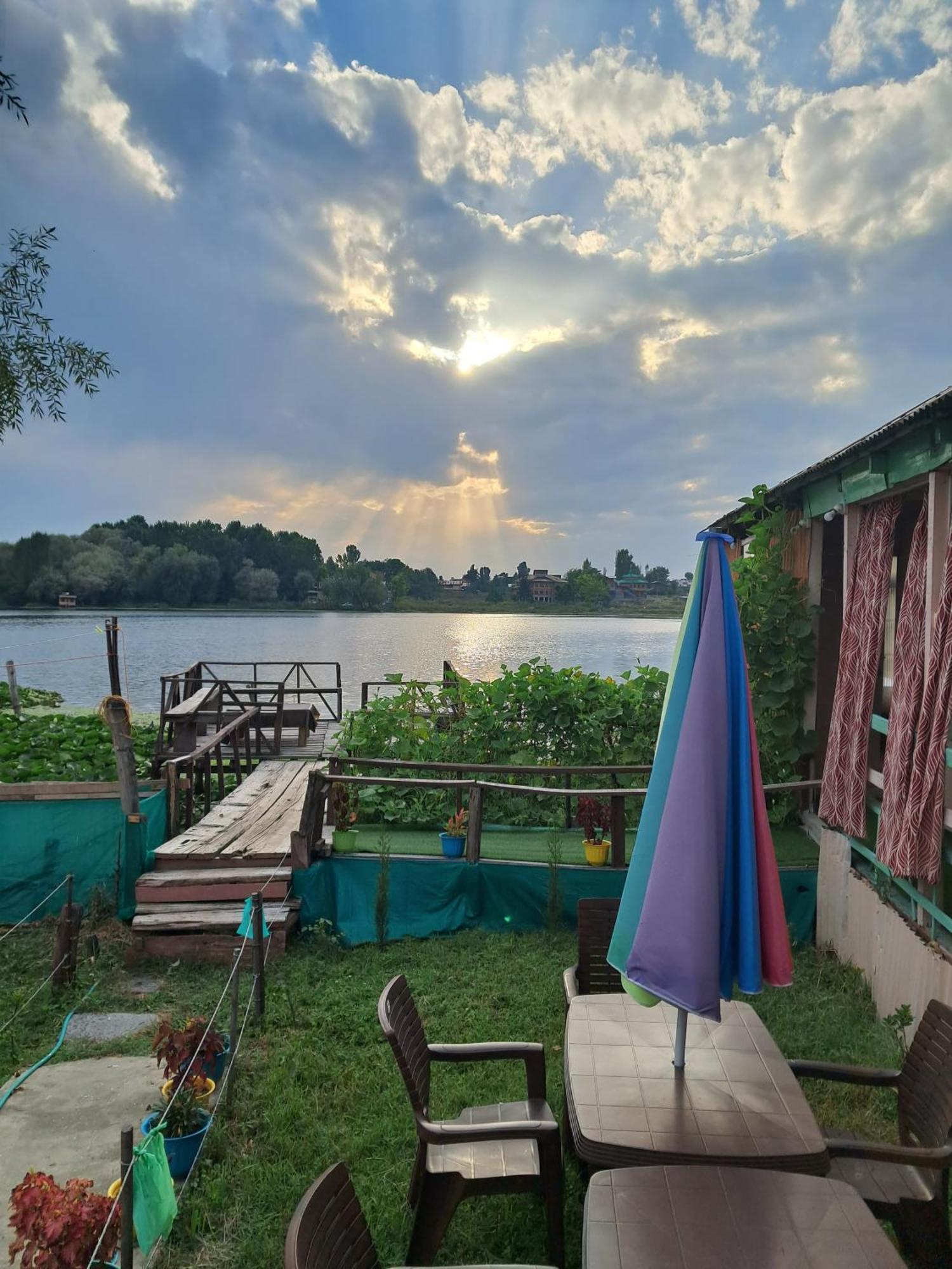 Lakeside Homestay Srinagar Buitenkant foto