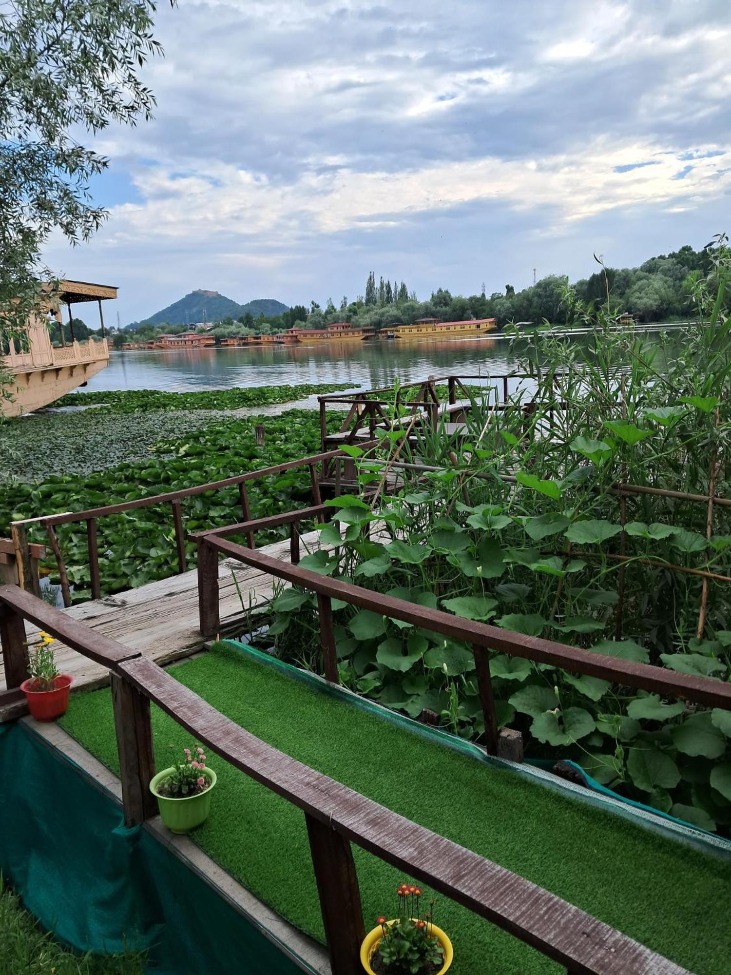 Lakeside Homestay Srinagar Buitenkant foto