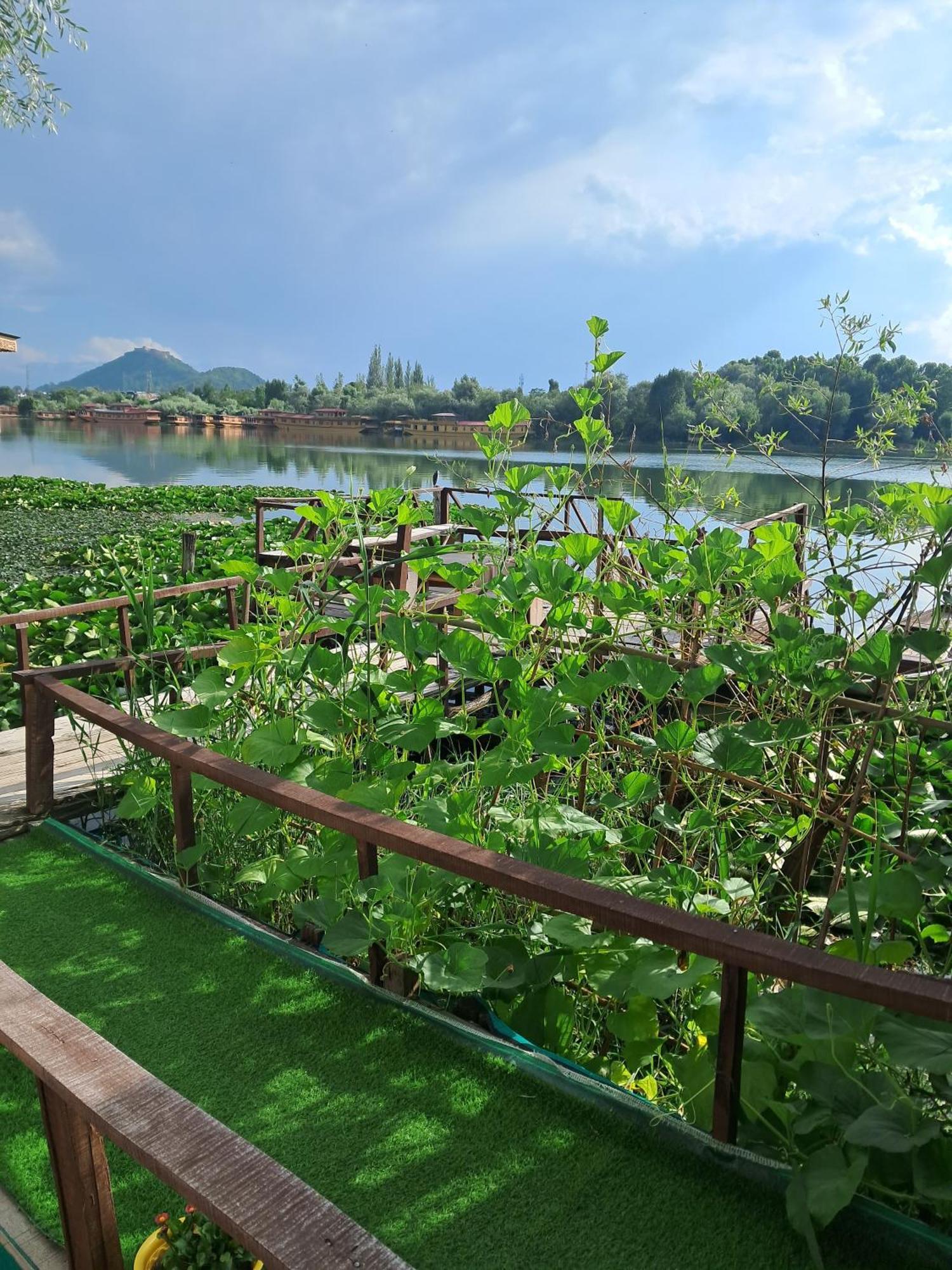 Lakeside Homestay Srinagar Buitenkant foto